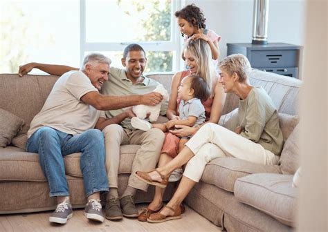 Amor Feliz Y Una Gran Familia Relaj Ndose En El Sof Juntos En La Sala