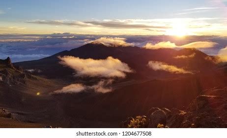 Volcano Sunrise Maui Hawaii Stock Photo 1204677508 | Shutterstock