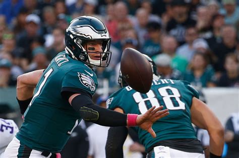 Carson Wentz Injury Eagles Qb Has Fractured Vertebra Doubtful To