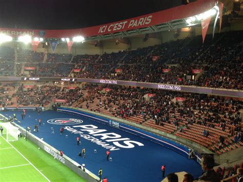 Retour du logo géant du Paris Saint Germain au pied de la tribune