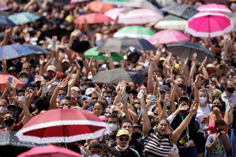 Miles De Brasileños Despidieron A La Cantante Marília Mendonça En Un