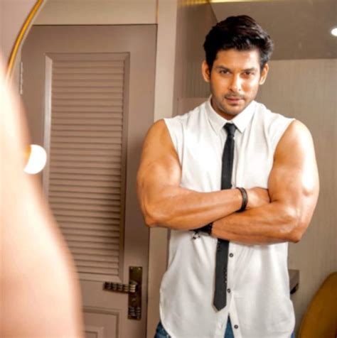 Sidharth Shukla Raises The Hotness Quotient As He Flaunts His Biceps — View Pics