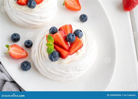 Tarta Merengue Pavlova Con Crema Batida Y Bayas Frescas Sobre Un Plato