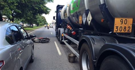 G1 Motociclista fica ferido em colisão entre carro e caminhão em