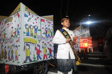 Foto Siswa Di Gresik Rayakan Hut Ri Sambil Lestarikan Kesenian Damar