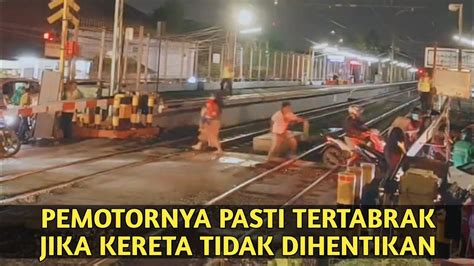 Detik Detik Pemotor Hampir Tertabrak Padahal Kereta Sudah Dipelankan