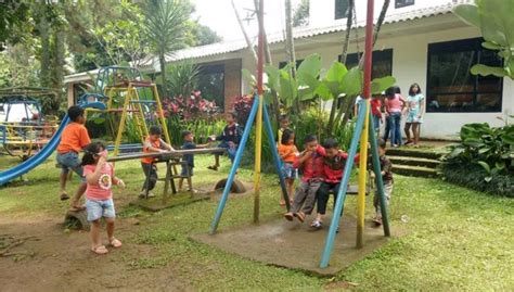 Bermain Basikal Di Taman Perumahan