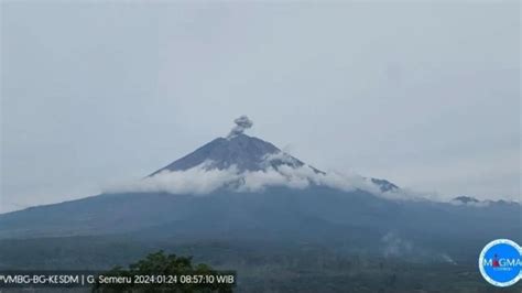 Gunung Semeru Kembali Erupsi Lontarkan Kolom Abu Vulkanik Putih Hingga