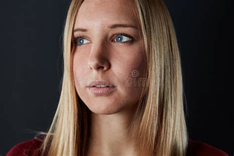 De Jonge Mooie Blonde Vrouw Kijkt Aan De Kant Stock Foto Image Of Tiener Haar 120795232