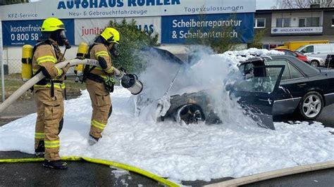 Hückeswage Kobeshofen Feuerwehr löscht brennenden Pkw