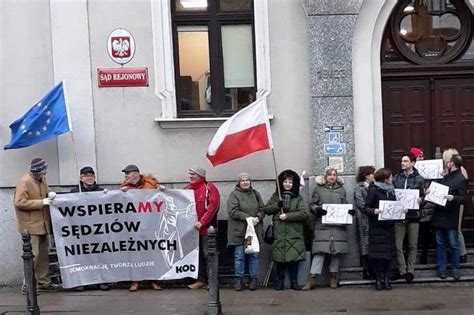 Grudziądz Protest pod sądem i hołd dla Bartoszewskiego KOD Komitet