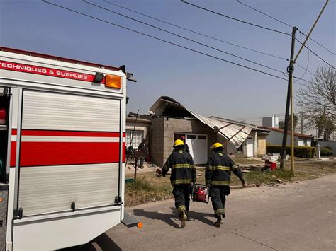 Por el fuerte viento se voló el techo de una casa en Barrio Ciudad La