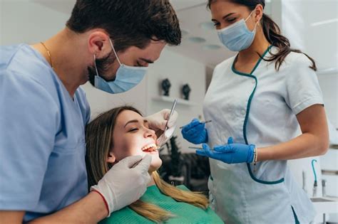 Patiente Dans Une Clinique Dentaire En Cours D Examen Par Un Dentiste