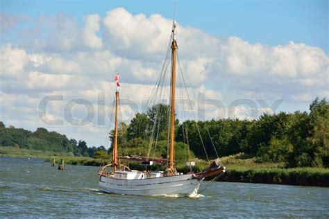 Et Skib Med Master Og Rebede Sejl Sejler Ind I Havnen I Haderslev