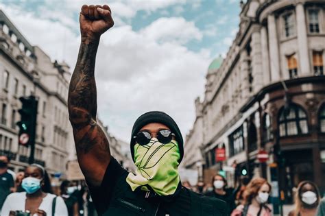 Lewis Hamilton Dans Les Rues De Londres Pour Lutter Contre Le Racisme