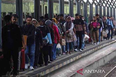 Kai Daop Surabaya Berangkatkan Penumpang Pada Libur Kenaikan