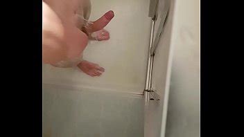 Fibi Film En Secret Sous La Douche Alors Qu Il Se Masturbe Et Jouit Apr S Avoir Ski Xvideos