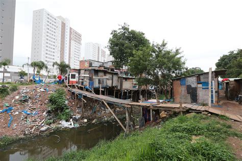 Vida A Beira De Córrego Em São Paulo 19102018 Favela Fotografia