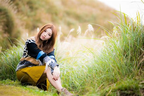 4K Asian Bokeh Pose Sitting Glance Brown Haired HD Wallpaper