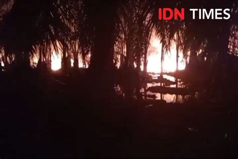 Sumur Pengeboran Minyak Ilegal Di Aceh Timur Terbakar