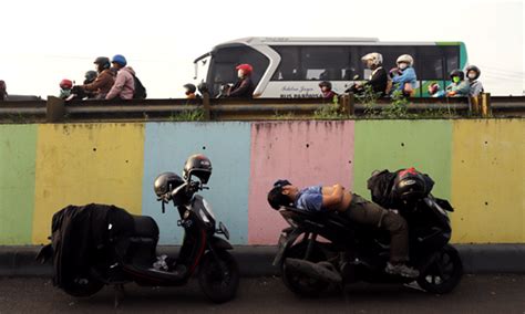 CARITAU Simpang Jomin Dipadati Pemudik Sepeda Motor Pagi Hari