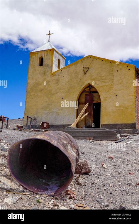 Una Iglesia Abandonada En El Asentamiento Minero Abandonado Pueblo