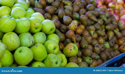 Peras Y Manzanas Verdes Y Jugosas Maduras En La Caja En El Mostrador