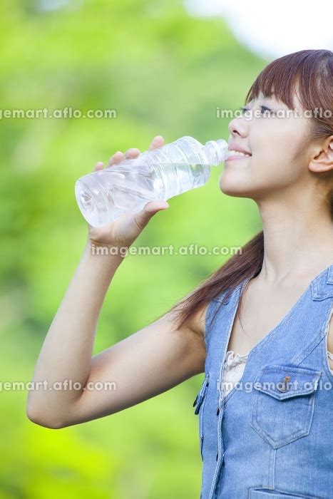 水を飲む女性の写真素材 [24298664] イメージマート