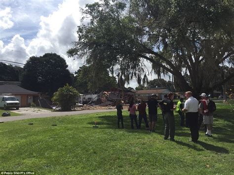 Sinkhole Opened Up In A Tampa Swallowing A Whole House Daily Mail Online