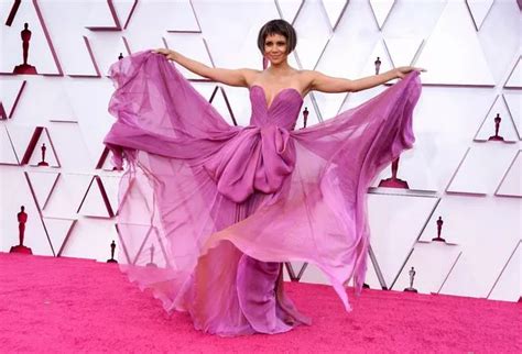 Halle Berry Has Jaws Dropping As She S Pictured Totally Naked Drinking