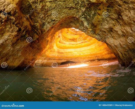 Cueva En Praia De Benagil Algarve Portugal Formaciones Y Cuevas De