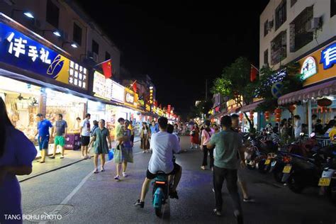 北海侨港风情街，一条必打卡的特色小吃街，一到晚上人山人海越南