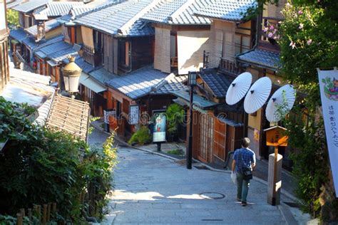 Sannenzaka (three-year Slope) and Ninenzaka (two-year Slope) are a ...