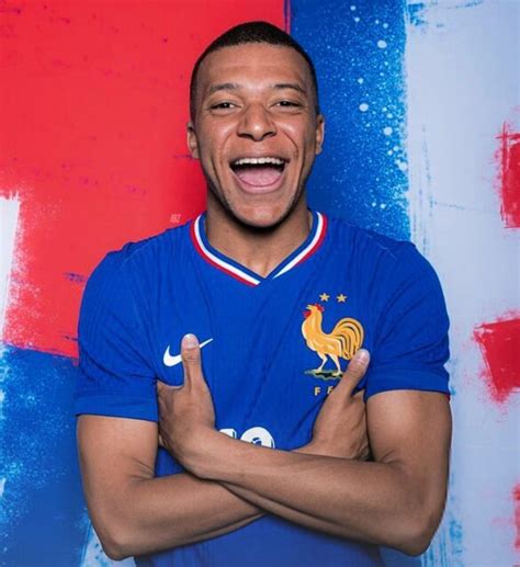 Kylian Mbappé profil biograficzny wiek wzrost życiorys żona i