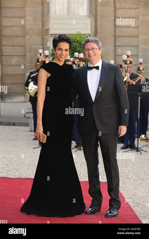 L ancien haut modèle Farida Khelfa et son mari Henri Seydoux arrivent