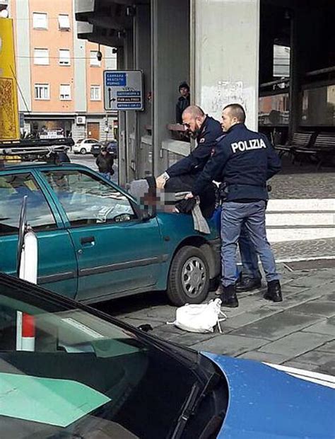 Donna Tenta Di Rapinare La Gioielleria Ferrari Il Tirreno