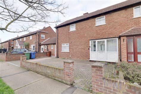 Clockhouse Lane Grays Rm16 3 Bed Semi Detached House For Sale £420000