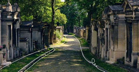 Quelles différences entre caveau pleine terre cavurne columbarium