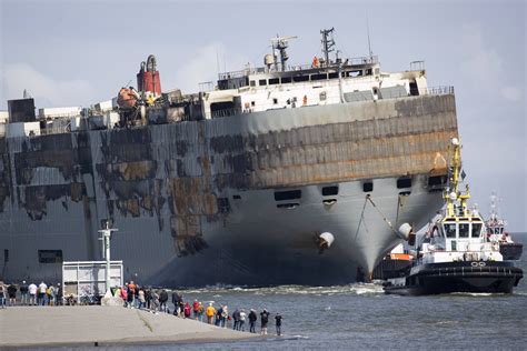 En Images Aux Pays Bas Le Remorquage Dun Cargo En Feu Avec Des