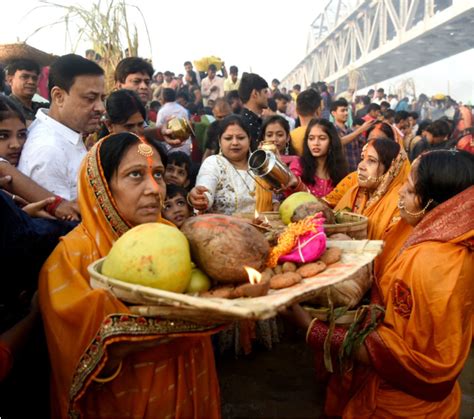 Chhath Puja 2022 उगते सूर्य को अर्घ्य देने पटना के घाट पहुंचे तेजस्वी