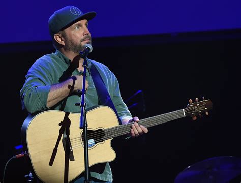 See Garth Brooks Sing Emotional ‘The Change’ for Las Vegas Shooting ...