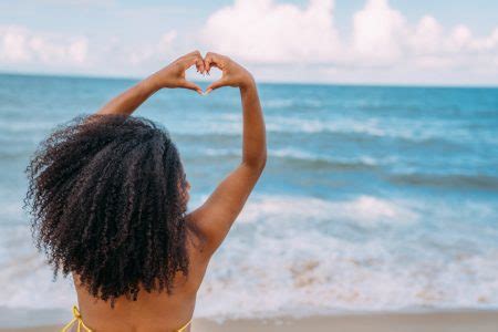 Silhueta De Jovem Na Praia Mulher Latino Americana Sentada Na Areia Da