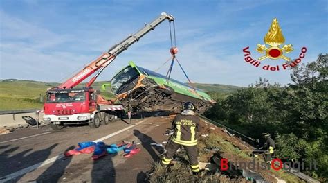 Autobus Precipita Nella Scarpata Un Morto E 14 Feriti Era Partito Da