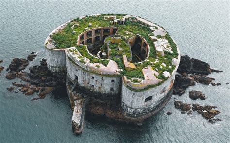 Deserted Historical Fort: Wales Stack Rock Fort - Historyen