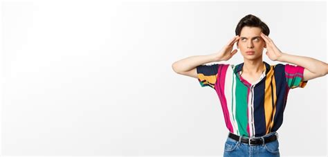 Un Homme Gay Agac Roule Des Yeux Et A L Air Afflig De Toucher La T Te Irrit Par Quelque