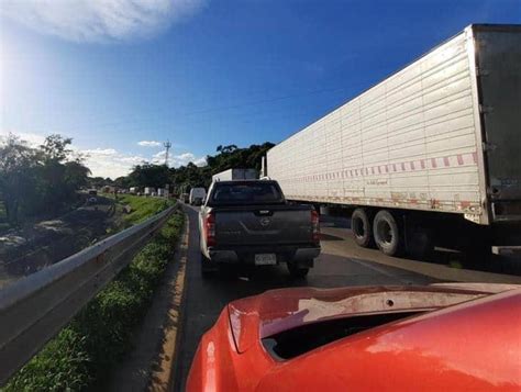 Accidente Automovil Stico Cierra V A Villahermosa Coatzacoalcos Toma