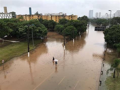 Ao Vivo Chuva forte causa alagamentos e desabamentos em São Paulo