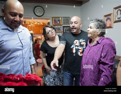 EXCLUSIVO Lupillo Rivera visita a su familia tíos primos en