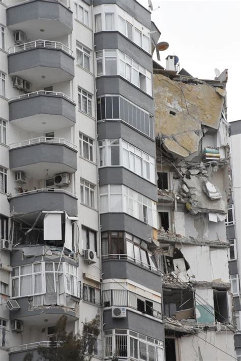 Adana daki bir binayı 25 yıl önceki depremden sonra güçlendirilen kolon