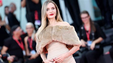 Angelina Jolie Sul Red Carpet Del Festival Di Venezia 2024 Con Abito